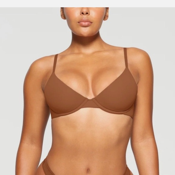 SKIMS FITS EVERYBODY
SCOOP PLUNGE BRA
Bronze - Picture 1 of 4